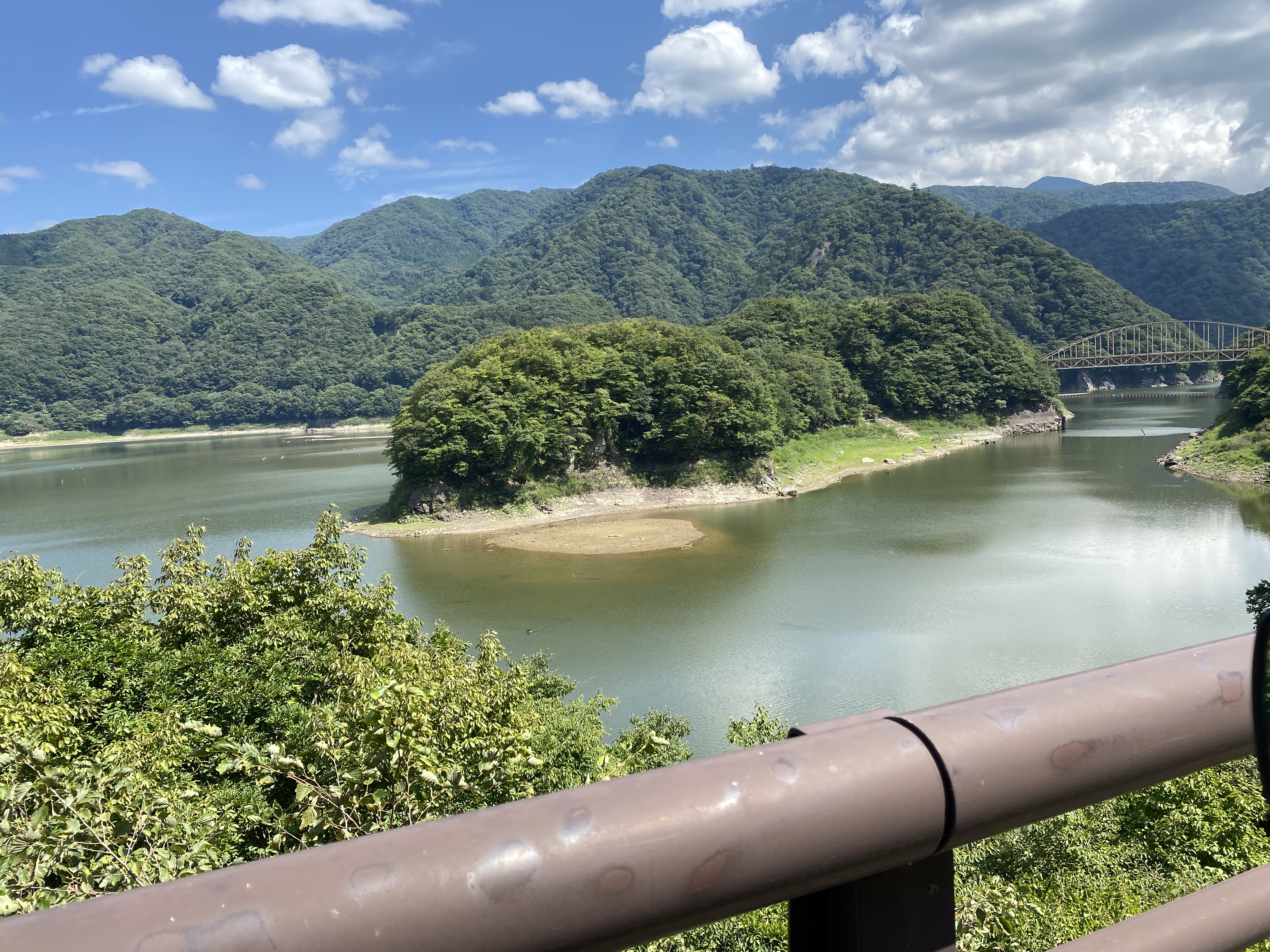 湯西川のダム付近で
